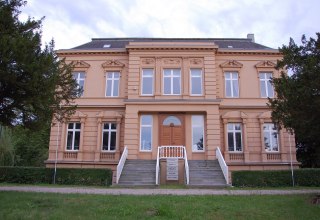 Das ehemalige Gutshaus ist heute eine Bildungsstätte., © Gabriele Skorupski