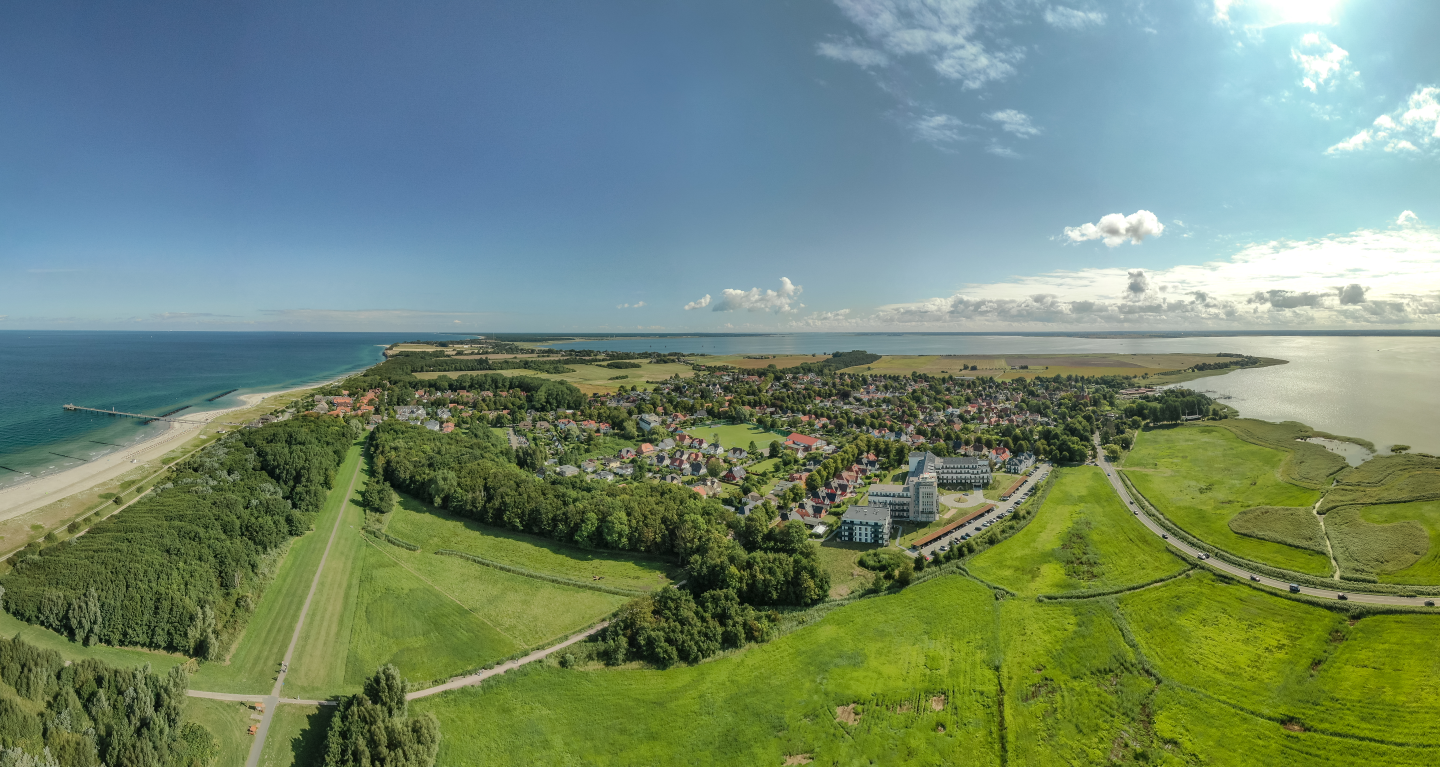 Die Apartmentanlage „Zwei Wasser“ – Das Zuhause an der Ostsee im idyllischen Ostseebad Wustrow auf dem Darß, © K&K Ferienimmobilien GmbH & Co.KG