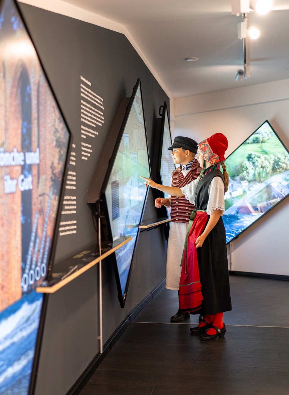 Mönchguter Trachten sind manchmal auch heute an Festtagen auf Rügen zu sehen - und natürlich in der ständigen Ausstellung des Museums, © TMV/Gross