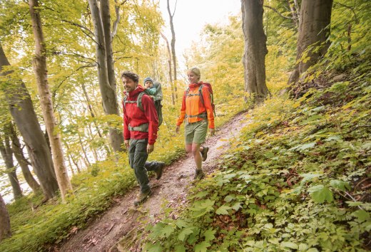 Auf Entdeckungstour mit der Familie: Die Insel Rügen ist immer öfter das Ziel kleiner und großer Wanderträume. Ein gut ausgebautes Wegenetz lädt zu abwechslungsreichen Touren durch den Nationalpark Jasmund ein. Jede Route ist ein Erlebnis für sich und auch für Familien mit Kind geeignet. 