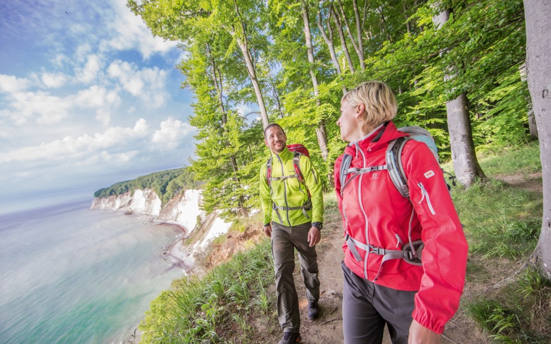 Der Hochuferweg im Nationalpark Jasmund bietet einzigartige Ausblicke auf die Kreideküste Rügens, © TMV/outdoor-visions.com