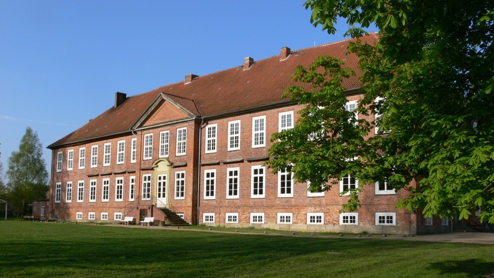 Das Schloss Dreilützow ist malerisch eingebettet in einen großen englischen Landschaftspark, © Schloss Dreilützow/Baerens