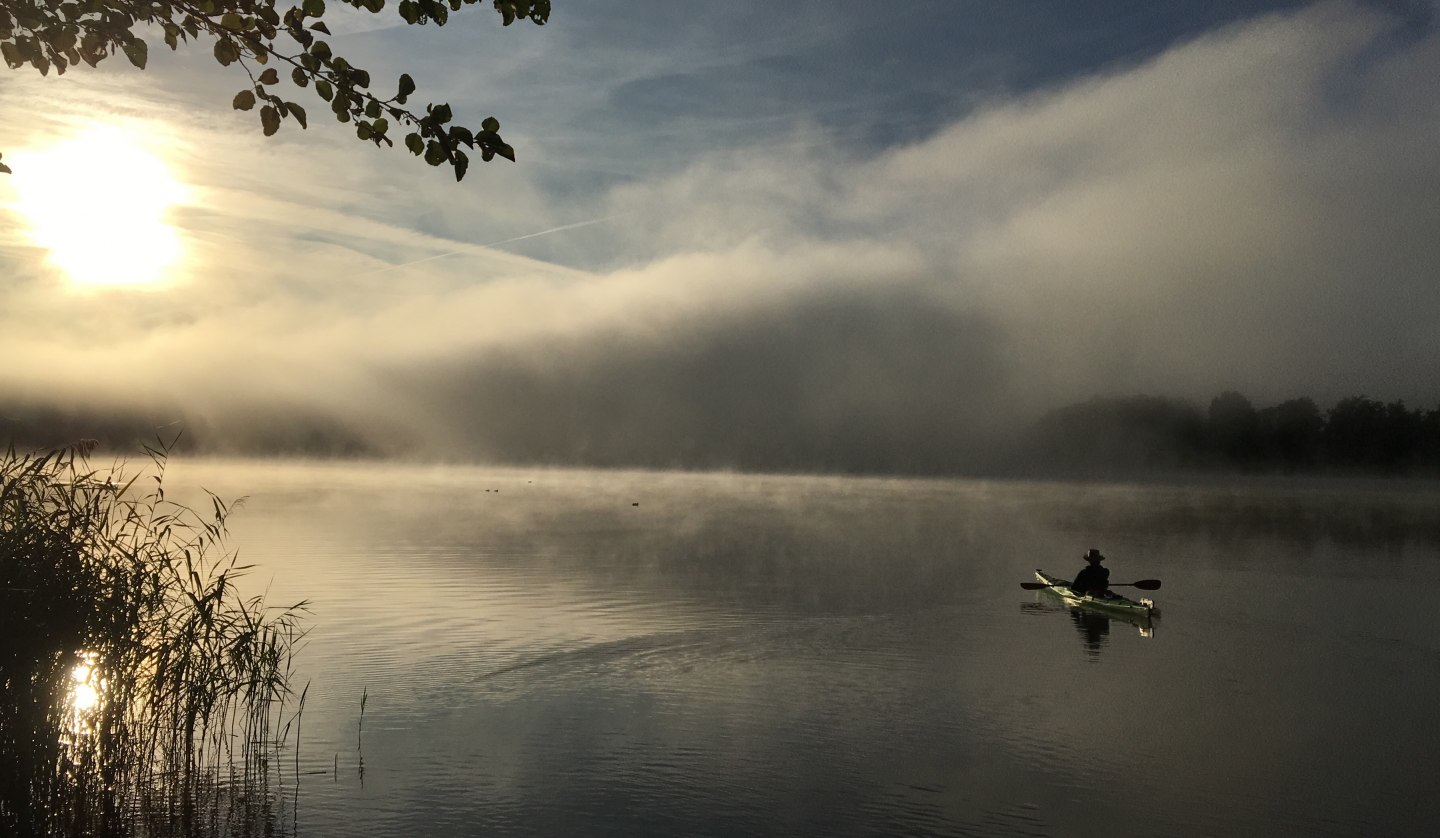 Paddler auf dem Gobenowsee am Morgen zwischen Sonne und Regenfront., © Susanne Zobel