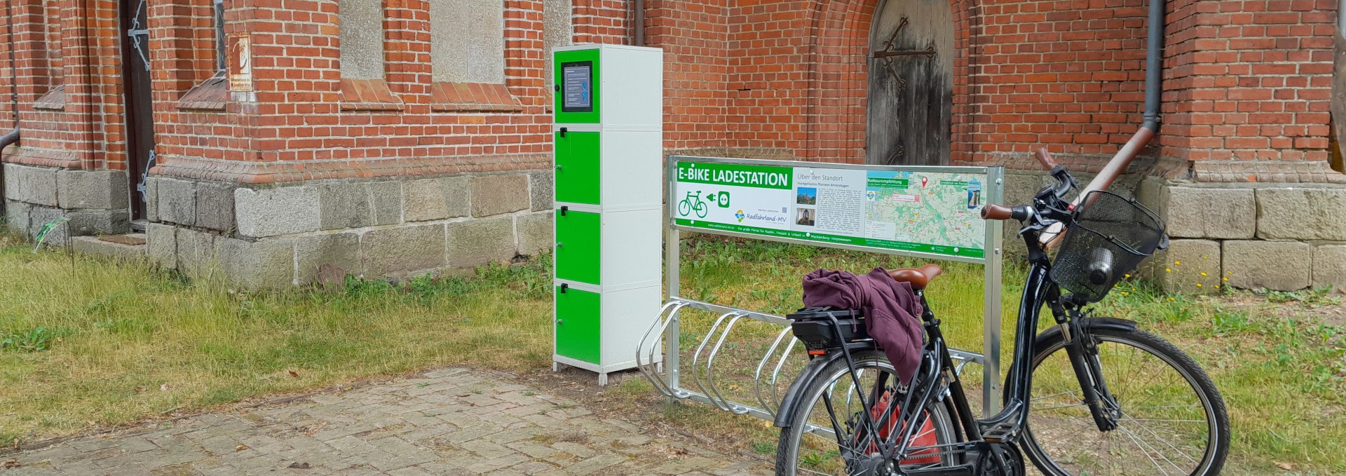 E-bike Ladestation an der Radfahrerkirche Pantlitz, © Tourismusverein Vogelparkregion Recknitztal e.V.