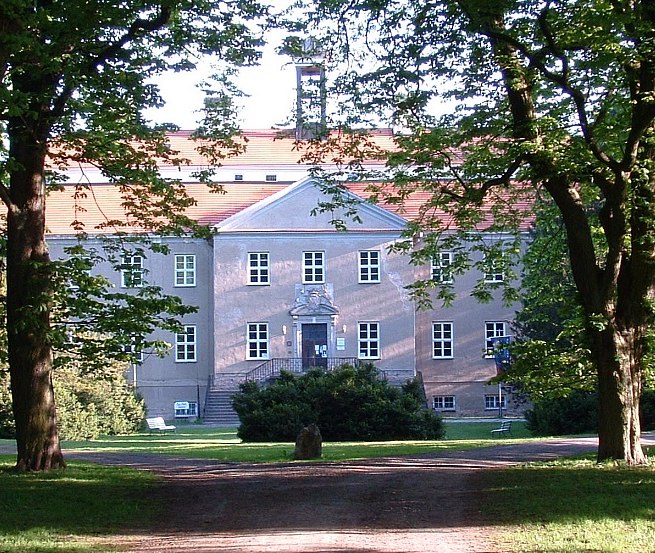 Kastanienallee zum Barockschloss Griebenow mit Portal und Ehrenhof, © Barockschloß zu Griebenow e.V.