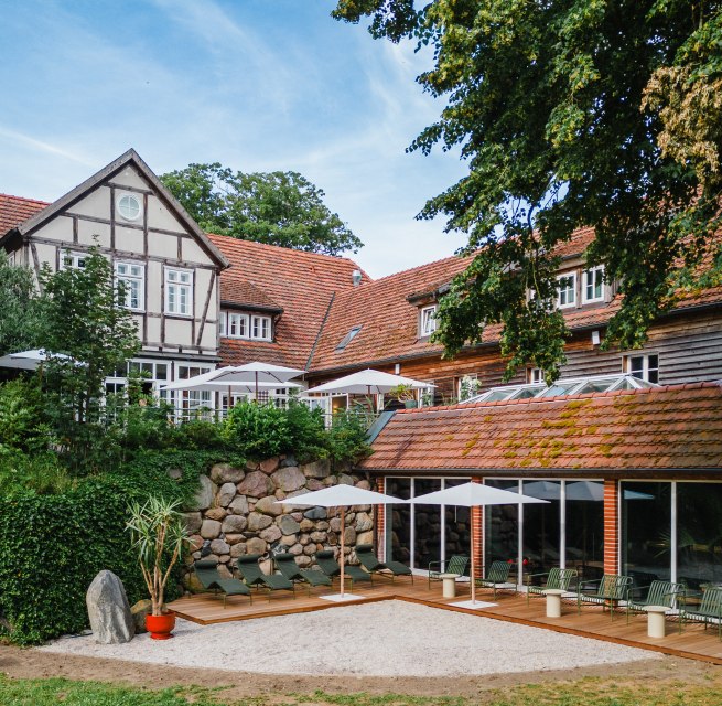 Außenansicht Terrasse und Pool, © St. Oberholz / Nils Hasenau