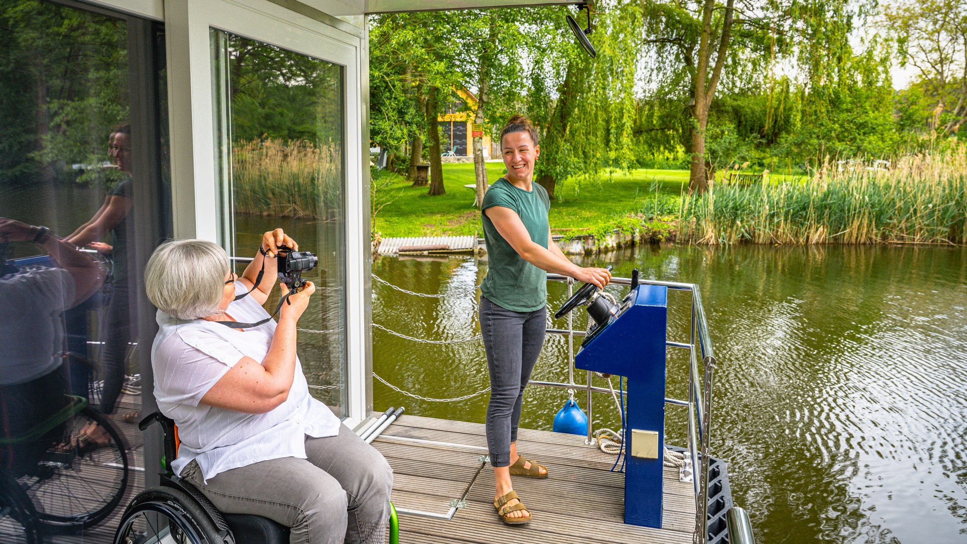 Das Hausboot ist barrierefrei – und Silke bewegt sich im Rollstuhl völlig frei., © TMV/Tiemann