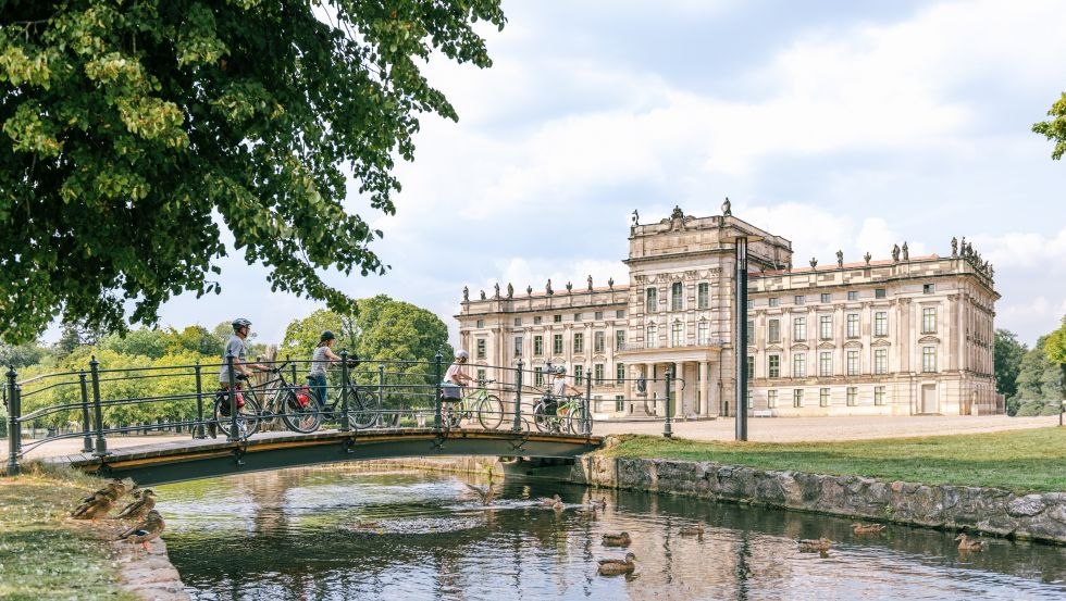 Entdecken Sie die einzigartige Natur und Kultur umweltfreundlich auf abwechslungsreichen Themenradwegen, wie dem Residenzstädte-Rundweg., © TMV/Tiemann