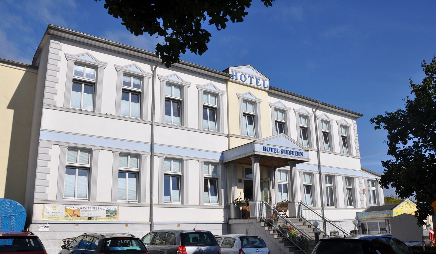 Direkt an der Ahlbecker Promenade, nah der Seebrücke gelegen - das Hotel Seestern, © TMV