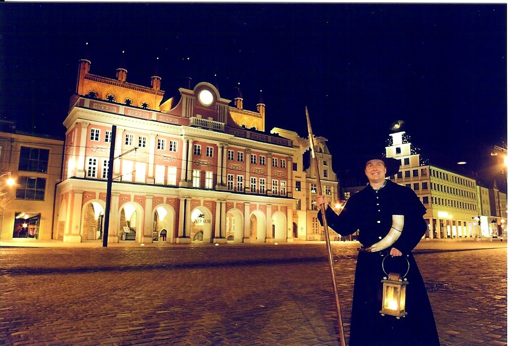 Der Rostocker Nachtwächter vor dem Rathaus, © HTR Hansetouristik Rostock