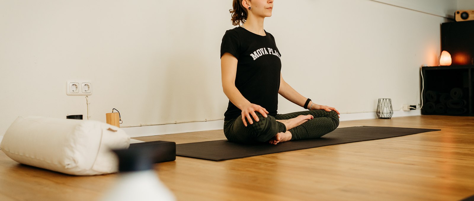 Eine Frau namens Josephine macht Yoga im MOVA PLACE - Yoga & Co. Studio, © Rügenlinse