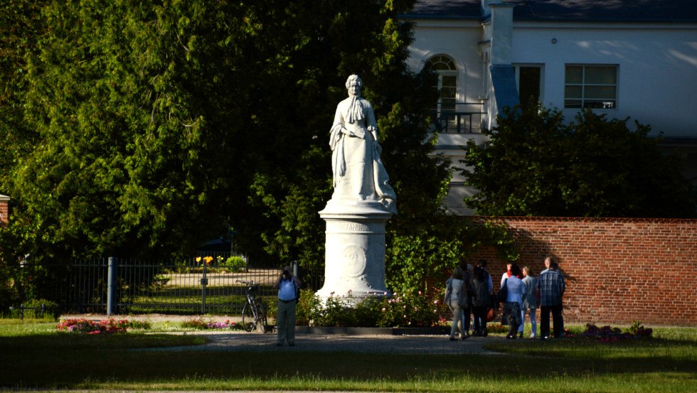 Denkmal der Großherzoginmutter Alexandrine im Abendlicht, © Tourismusverband Mecklenburg-Schwerin