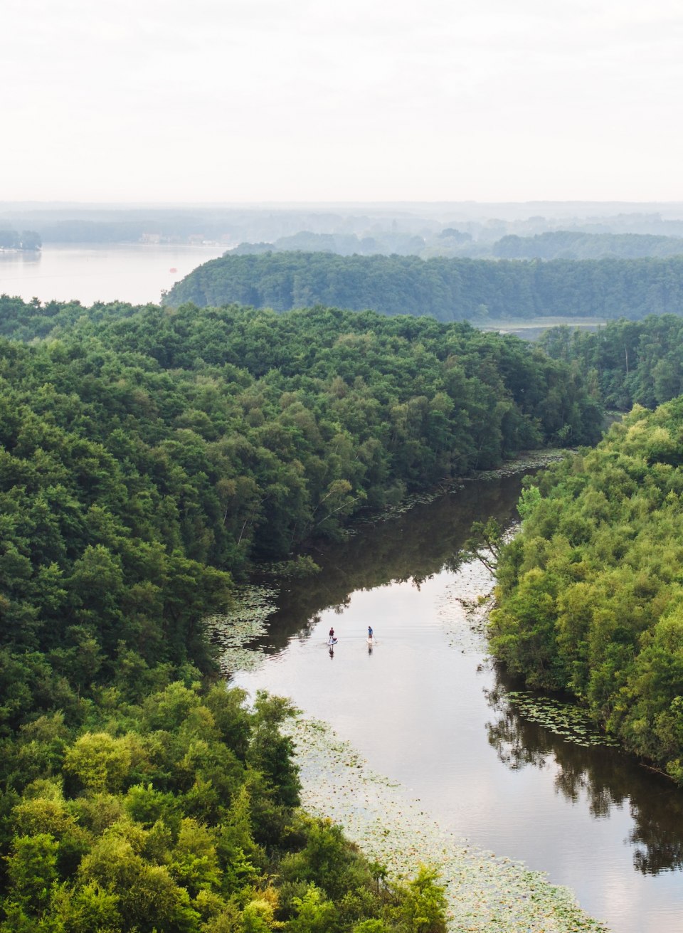 Dicht drängt sich der Wald bis ans seerosenbedeckte Ufer, wie hier beim Leppinsee. Mittendrin im Freiheitsgefühl: Luisa und Susi., © TMV/Gross