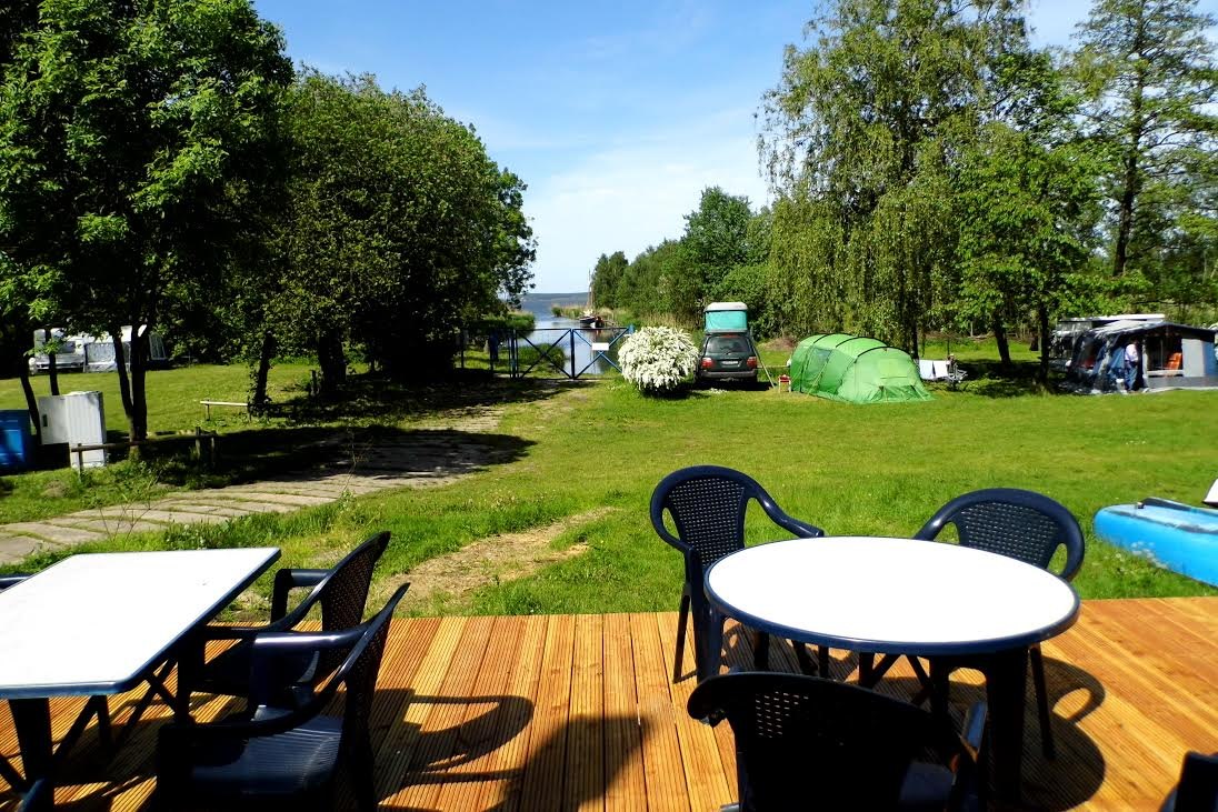 Mit Blick auf den Stichkanal lässt sich’s gut sein auf der Terrasse, © Naturcampingplatz Lassan