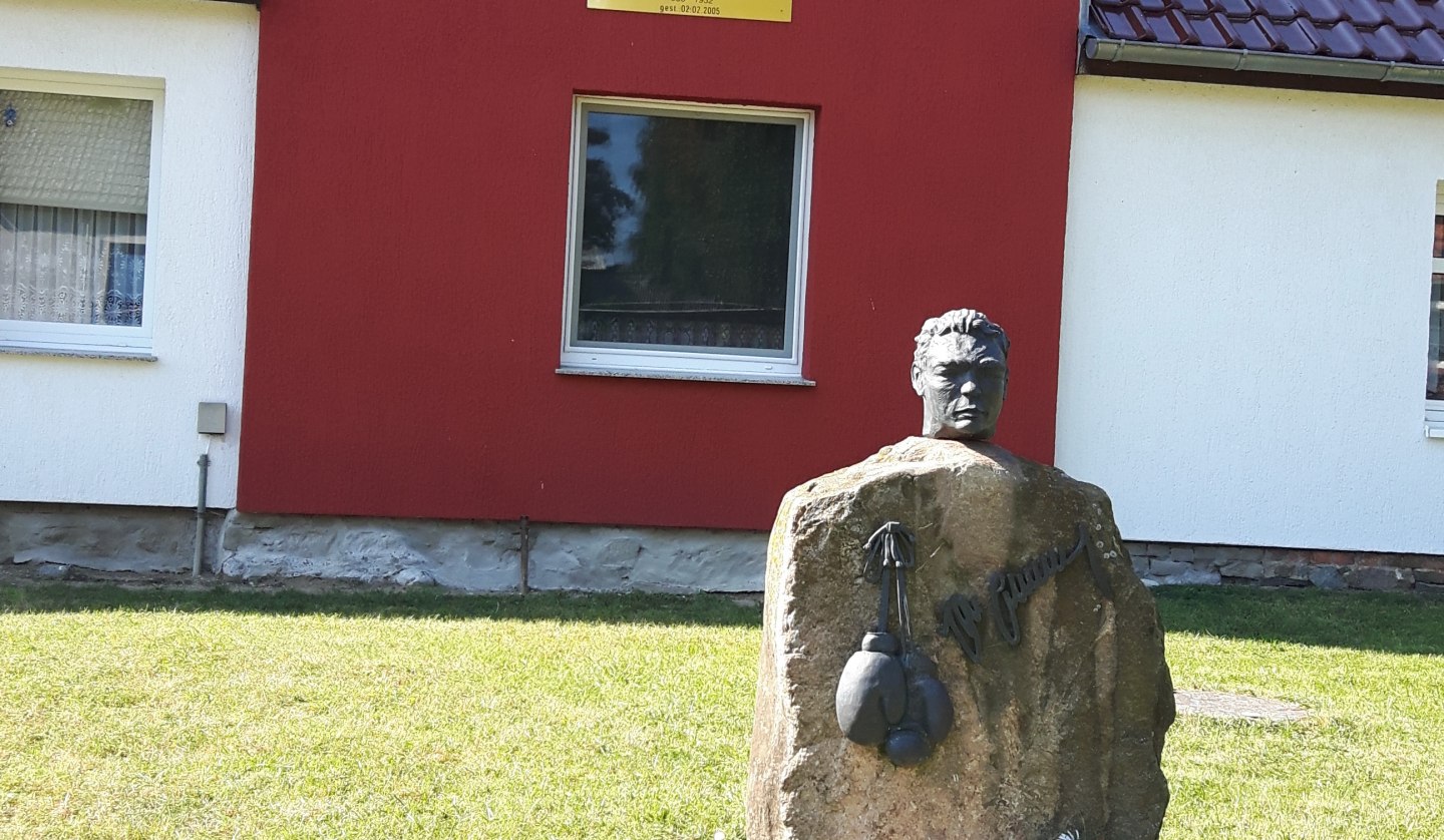 Gedenkstein Max Schmeling vor dem Geburshaus, © Angelika Michaelis