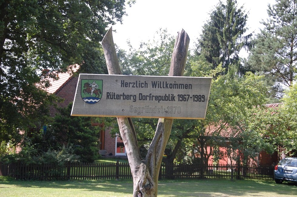 Ein Hinweisschild begrüßt die Besucher in der Dorfrepublik Rüterberg, © Gabriele Skorupski