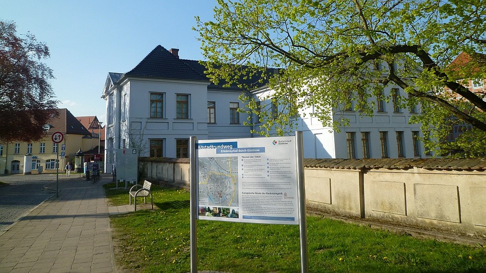 Franz-Parr-Platz bei der Güstrow-Information mit Altstadtrundweg, © Güstrow Information