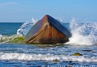 Der Findling "Schwanstein" liegt in der tosenden Ostsee, nur 20 m vom Strand entfernt., © Archäo Tour Rügen