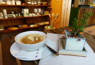 Für Diejenigen, die einmal keinen Appetit auf Wild haben, erweiterten wir unsere kleine Imbisspalette um vegetarische und süße Alternativen. Ebenso finden Sie Kaffee, Kuchen und Gebäck., © Waldservice und Energie GmbH