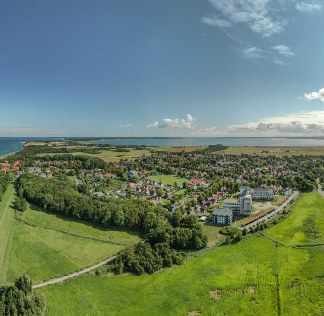 Die Apartmentanlage „Zwei Wasser“ – Das Zuhause an der Ostsee im idyllischen Ostseebad Wustrow auf dem Darß, © K&K Ferienimmobilien GmbH & Co.KG