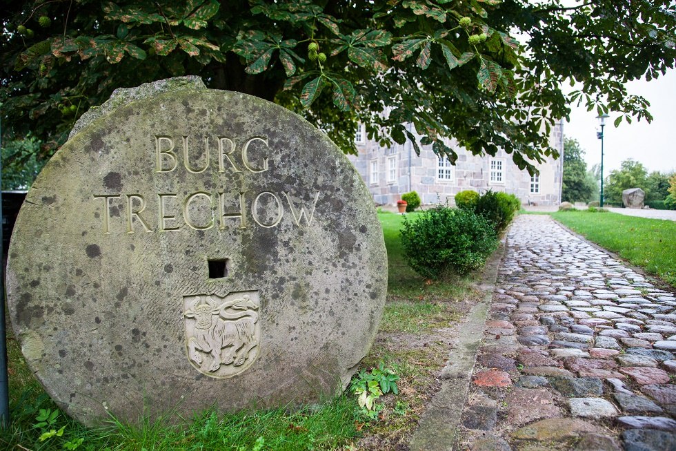 Mühlstein mit Inschrift und Wappen Burg Trechow, © Frank Burger