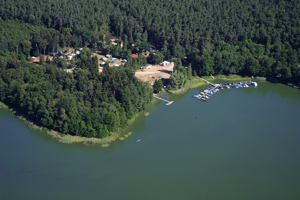 Der Campingplatz liegt inmitten weiter Wälder direkt am See., © Haveltourist