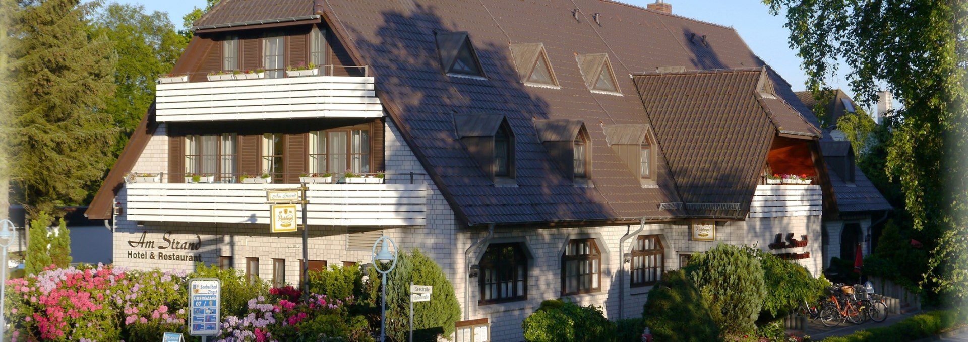 Das Hotel Am Strand vom Ostseedeich aus gesehen, © Robert Niche