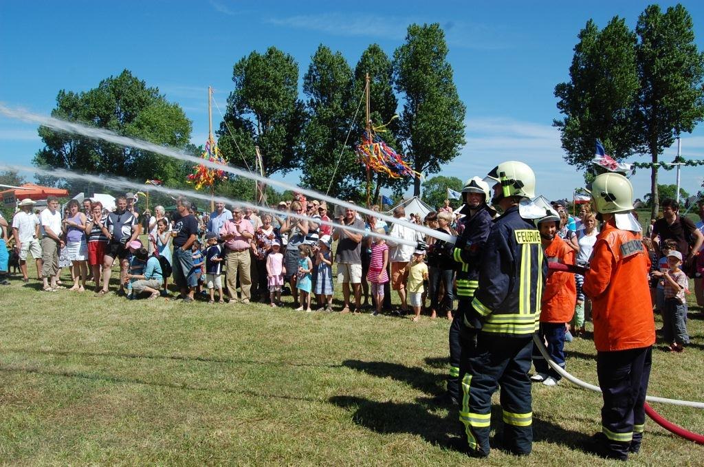 Kinderfest – Zielspritzen mit der freiwilligen Feuerwehr Ahrenshoop, © Kurverwaltung Ahrenshoop · Foto Roland Völcker