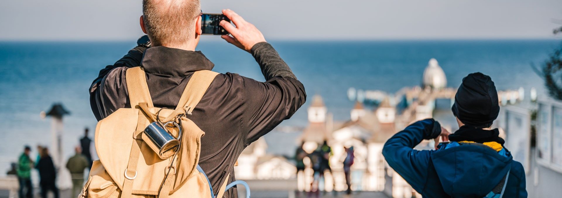 Zuschauer beim Megamarsch Rügen 2024 am Wasser, © TVR / Mirko Boy