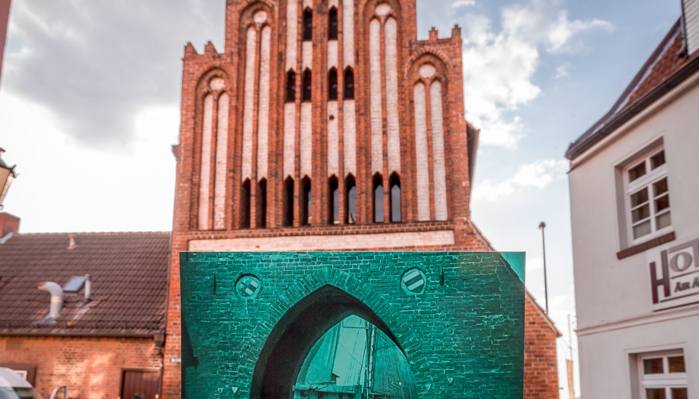 Nosferatu schreitet durch das Stadttor in Wismar, © Hansestadt Wismar