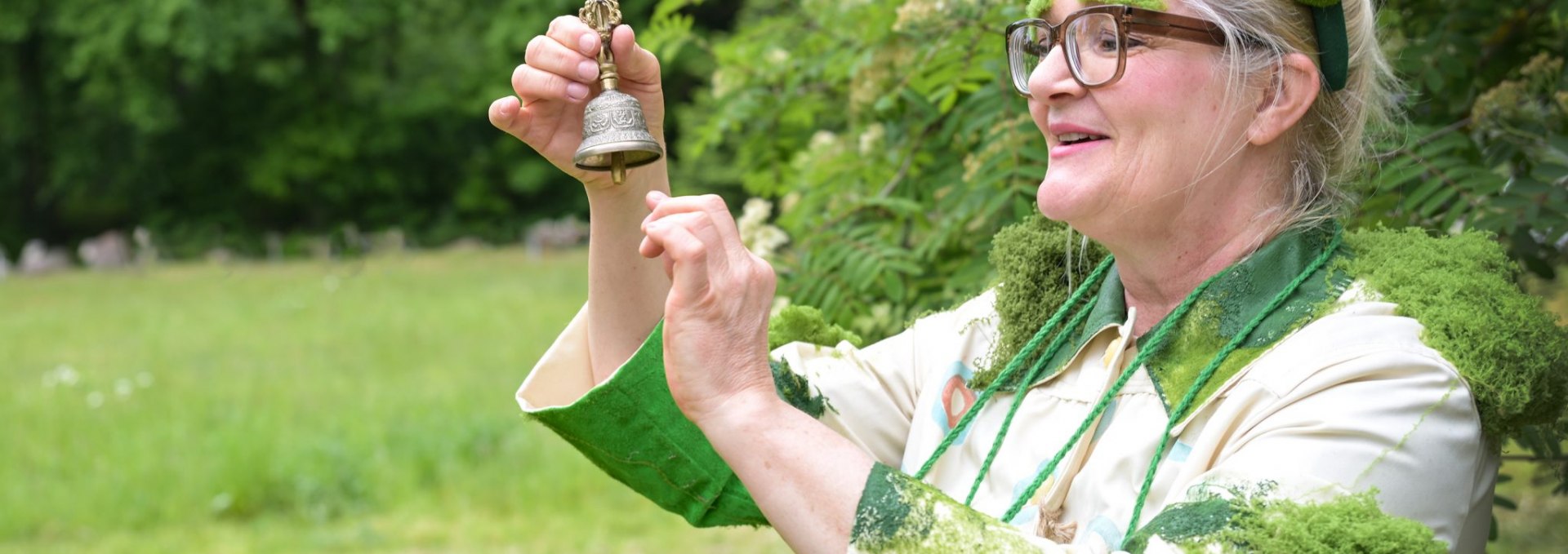 Theater-Erlebnisspaziergang „Ameisenstrasse“ vom Verein für freie darstellende Künste MV (fredak MV). Dieses interaktive Theaterstück führt die Besucher entlang eines Pfades, auf dem sie verschiedene Szenen und Darbietungen erleben, die Umweltthemen, soziale Anliegen und kulturelle Geschichten auf kreative Weise vermitteln., © fredak MV