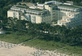 Direkt am kilometerlangen Binzer Sandstrand. Genießen Sie das Rauschen des Meeres und verbringen Sie einen Urlaub in bester Lage., © Rugard Strandhotel