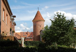 Der runde Backsteinturm ist Teil der mittelalterlichen Befestigungsanlage., © Gabriele Skorupski