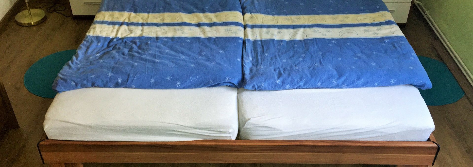 Im Schlafzimmer steht ein Doppelbett, © Anja Kehrberg