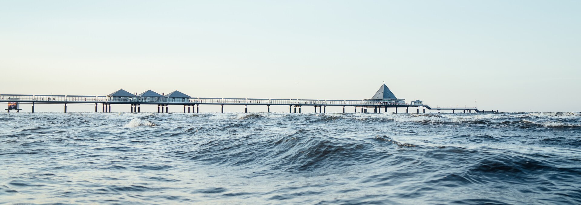 Vom Strand aus lässt sich die Gesamtlänge der Seebrücke in Heringsdorf überblicken. , © TMV/Gänsicke