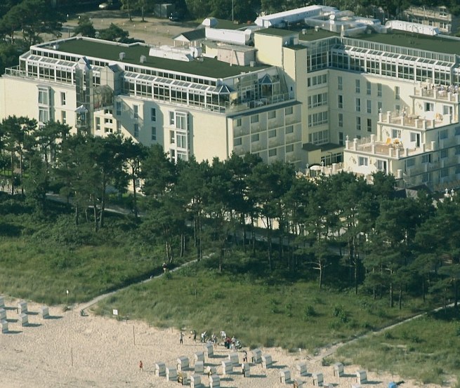 Direkt am kilometerlangen Binzer Sandstrand. Genießen Sie das Rauschen des Meeres und verbringen Sie einen Urlaub in bester Lage., © Rugard Strandhotel