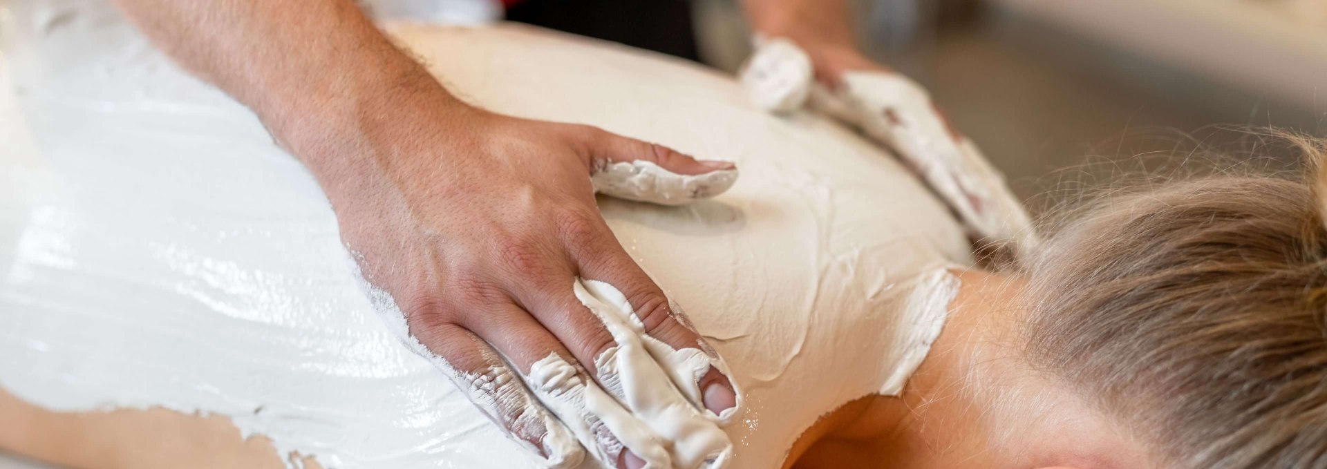 Massagen und Packungen mit Kreide gehören zum vielfältigen Wellness- und Gesundheitsangebot der Insel Rügen., © TMV/Tiemann