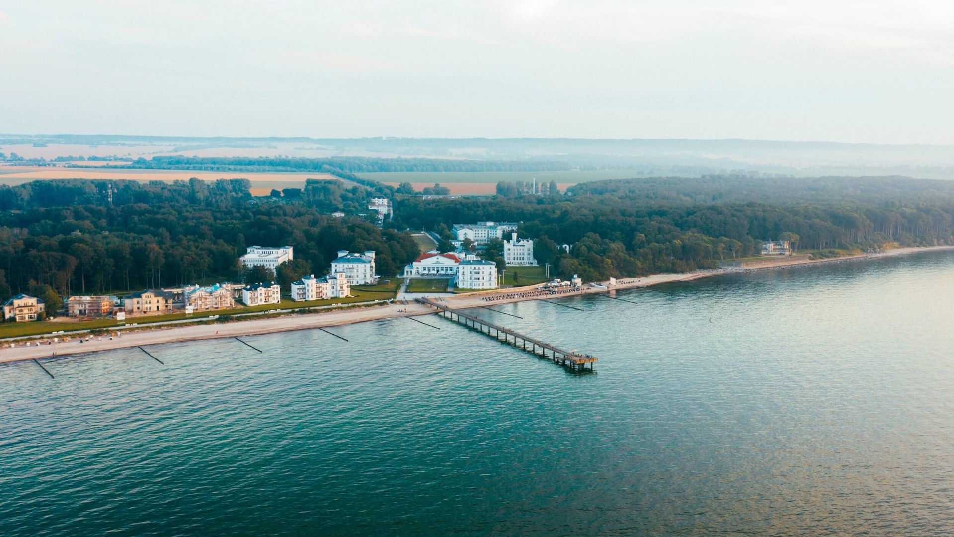 Luftaufnahme des Seebads Heiligendamm an der Ostseeküste mit klassizistischer Bäderarchitektur, dem Grand Hotel Heiligendamm und der Seebrücke.