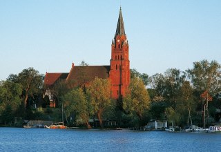 Blick von der Müritz auf die St. Marien Kirche in Röbel/Müritz, © TMV/Krüger