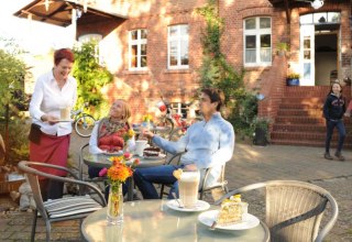 Gäste im Freien beim Kaffeetrinken, © TMV/Foto@Andreas-Duerst.de