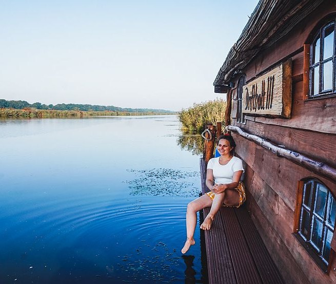 Für Entspannen in der Natur eignet sich am besten eine Fahrt mit dem Floß entlang der Peene, © TMV/WorldonaBudget