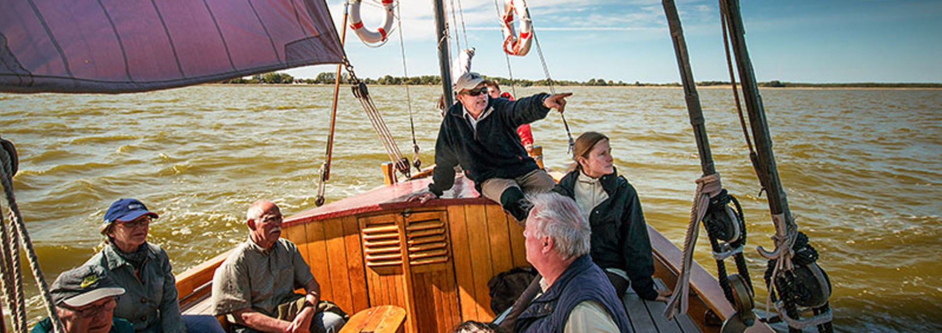 Zeesboot segeln auf dem Saaler Bodden ab Hafen Althagen, © Peter von Stamm