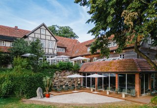 Außenansicht Terrasse und Pool, © St. Oberholz / Nils Hasenau