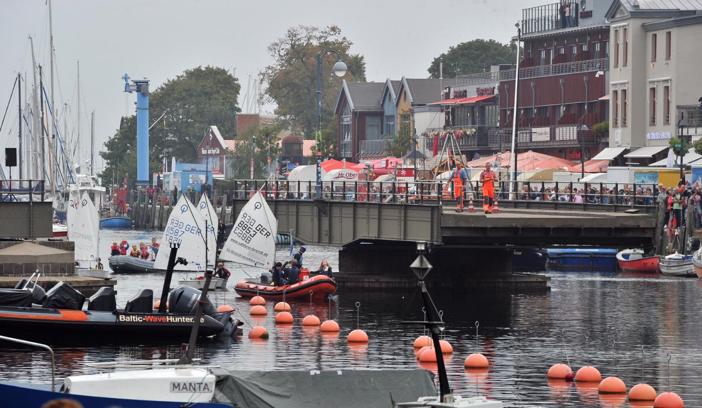 Brückendrehung am Alten Strom in Warnemünde, © Joachim Kloock