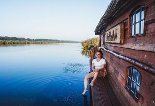 Für Entspannen in der Natur eignet sich am besten eine Fahrt mit dem Floß entlang der Peene, © TMV/WorldonaBudget