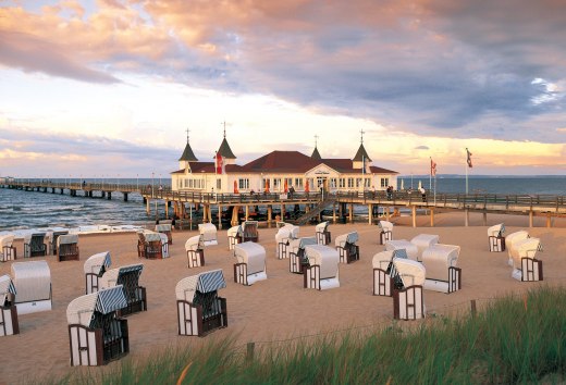 Einmal über den Wellen der tosenden Ostsee &quot;schweben&quot; - das geht auf der Seebrücke im Seeheilbad Ahlbeck, welche zudem die Älteste in Deutschland ist., © TMV/Grundner