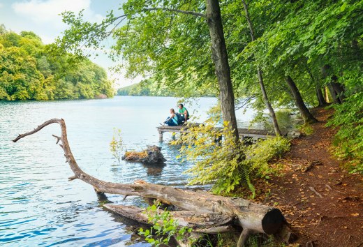 Wanderpause auf Steg am Schmalen Luzin in der Feldberger Seenlandschaft, © Andreas-Duerst.de