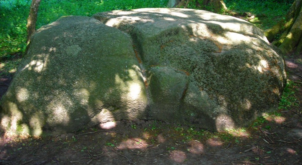 Der sagenumwobene Opferstein, © Volker Barthmann