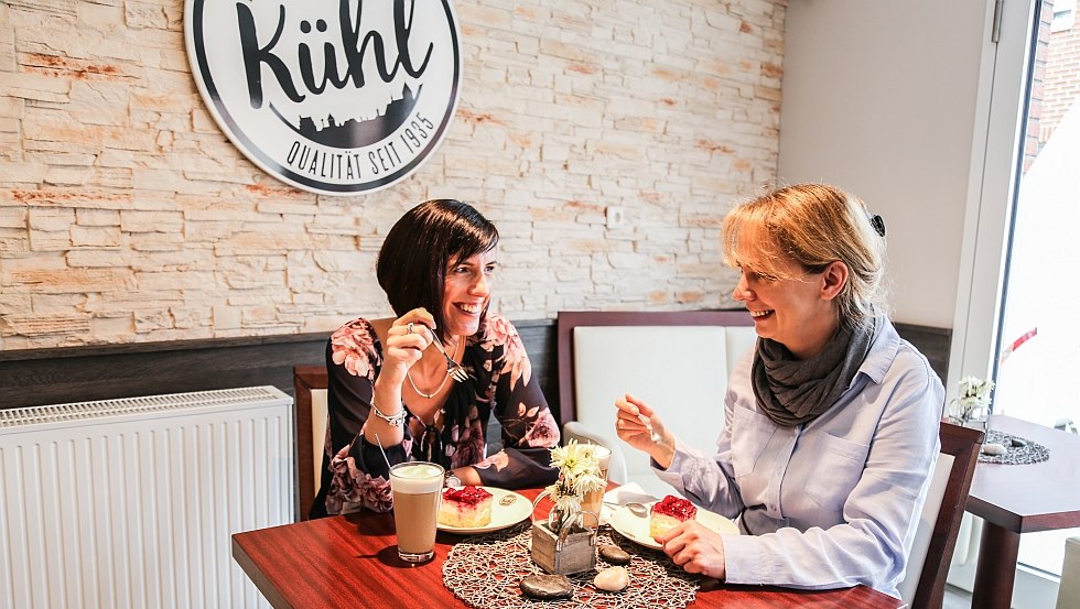 Wir verwöhnen Sie mit Kaffeespezialitäten, Snacks, leckeren Kuchen & hausgemachten Torten, © Stadtbäckerei Kühl GmbH & Co. KG / Andrea Kunath