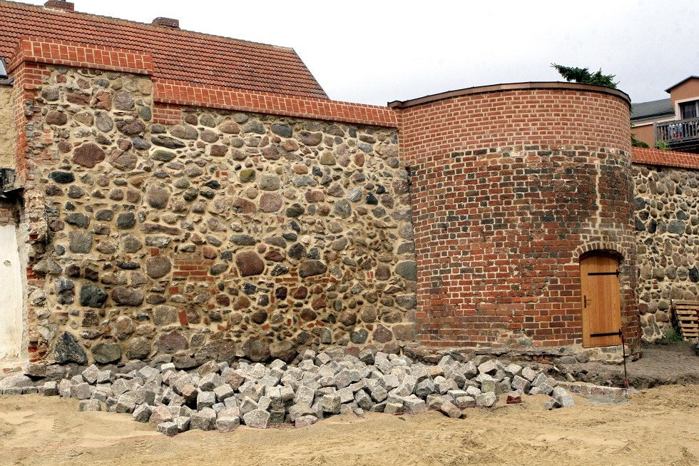 Teile der Stadtmauer in der Mühlenstraße, © Sabrina Wittkopf-Schade